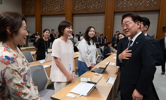 취재진들과 대화하는 이재명 대통령