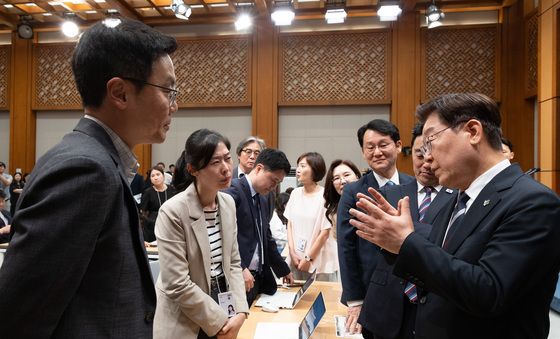 취재진들과 대화 나누는 이재명 대통령