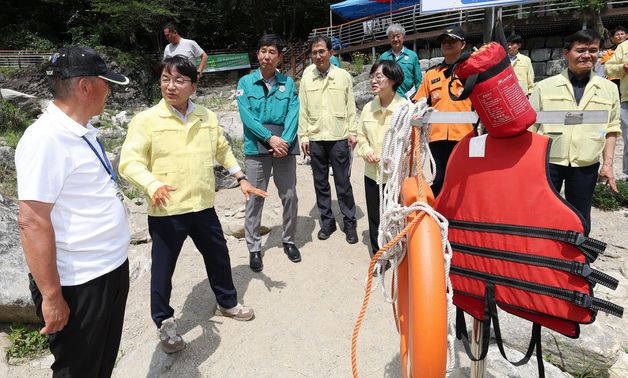 김광용 재난안전관리본부장, 가평 용소폭포 구명조끼 관리 실태 점검