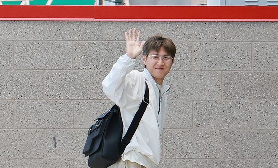 손 흔드는 이강인 '대표팀 합류'