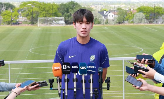 인터뷰하는 조위제