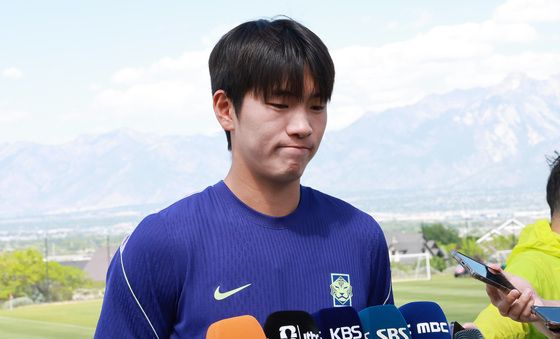 인터뷰하는 조위제