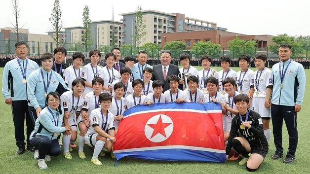 김정은, 北 내고향팀과 기념사진 촬영