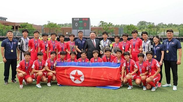 김정은, U-17 아시안컵 우승팀과 기념사진 촬영