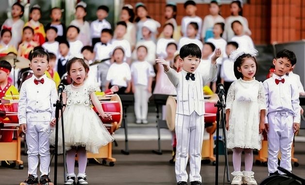 北, '국제아동절' 맞아 공연하는 어린이 모습 조명