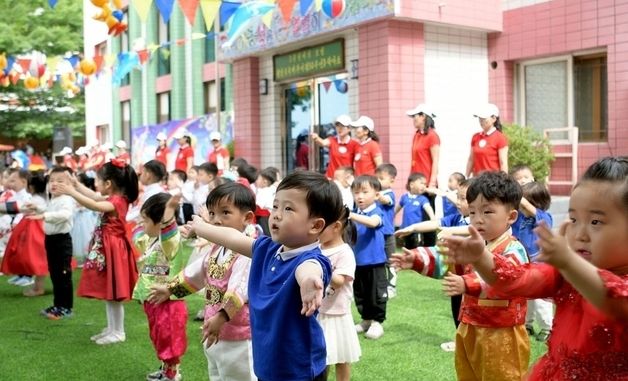 북한 "아이들 웃음소리는 전면적 국가 부흥의 새시대와 더불어 울려퍼질 것"