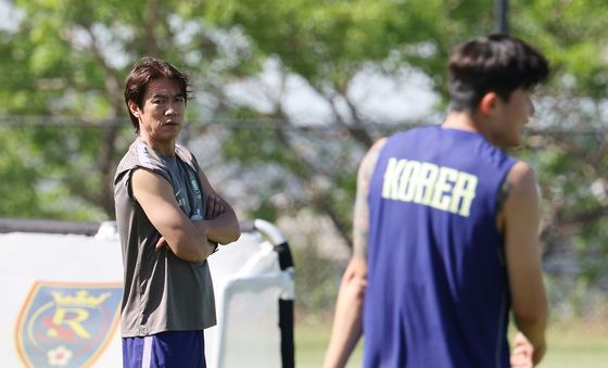 훈련 지켜보는 홍명보 감독