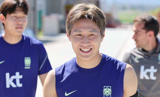 환하게 웃는 이강인