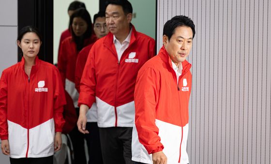 입장하는 장동혁 대표