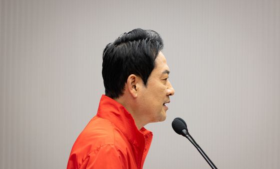 대국민 투표 참여 호소 담화문 밝히는 장동혁 대표