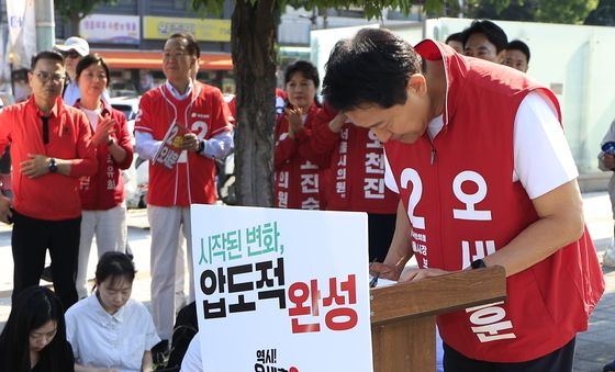 고개 숙여 인사하는 오세훈 후보