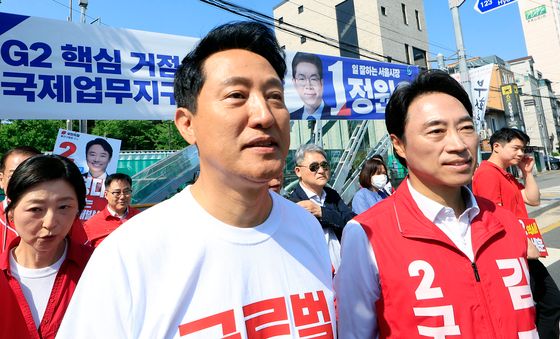 오세훈 후보 뒤 정원오 후보 현수막