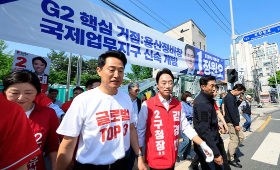 정원오 후보 선거 현수막 지나는 오세훈 후보