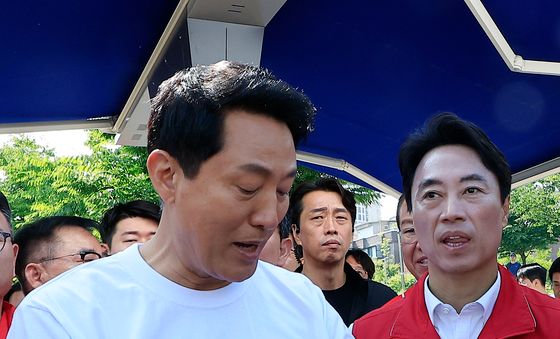 시간 확인하는 오세훈 후보