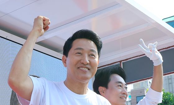 효창공원역 앞에서 지지호소하는 오세훈