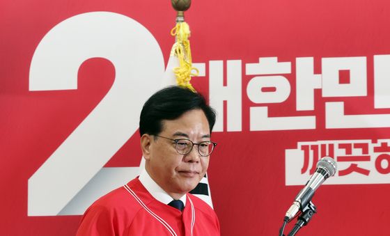 호소문 발표 위해 이동하는 송언석 원내대표