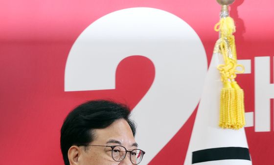단상으로 향하는 송언석 원내대표