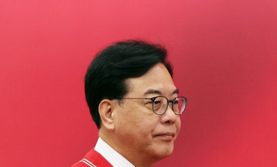단상으로 향하는 송언석 원내대표