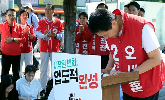 고개 숙여 인사하는 오세훈 후보