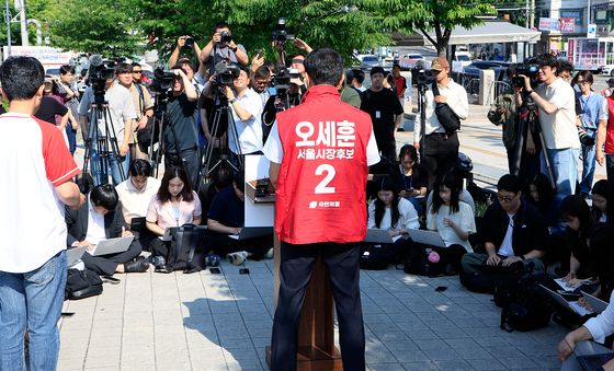언론 앞에서 대국민 호소문 전달하는 오세훈 후보