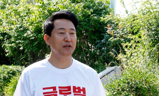 오세훈 '오늘 하루 글로벌 탑3 티셔츠 입고 유세'