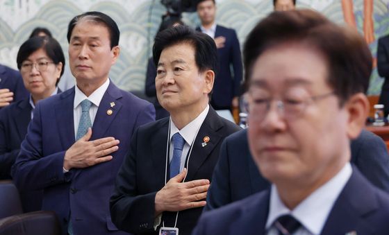 국민의례 하는 정동영·권오을 장관