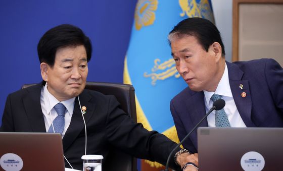 대화하는 정동영·권오을 장관