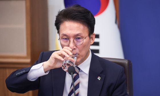목 축이는 김민석 국무총리