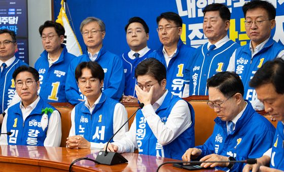 취재진 질문 듣는 정원오 민주당 서울시장 후보
