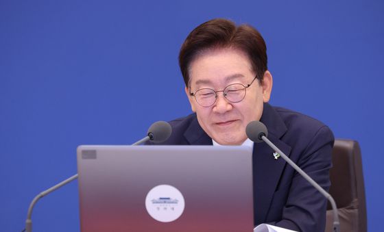 자료 보는 이재명 대통령
