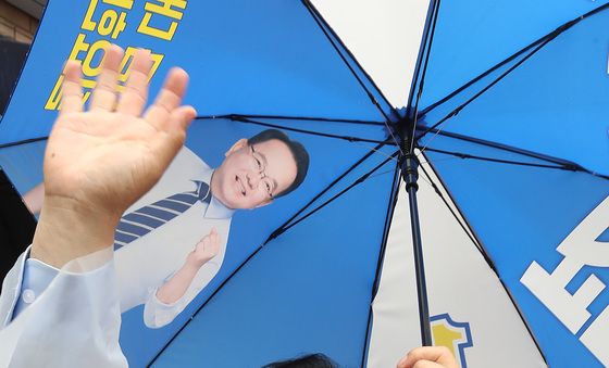 아파트 주민 향해 손 흔드는 김부겸