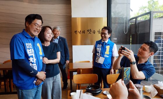 시민들과 사진찍는 박찬대 후보