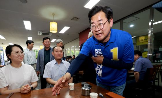 시민들에게 악수 청하는 박찬대 후보