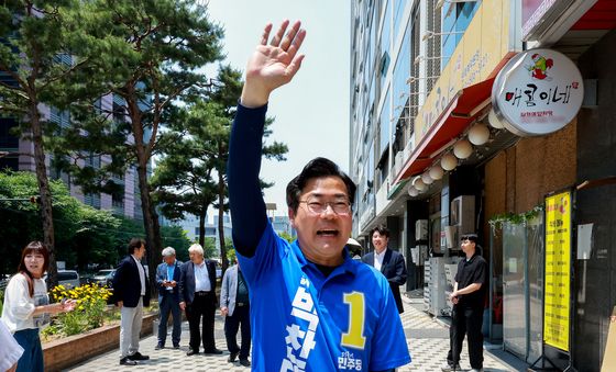 시민들과 인사 나누는 박찬대 인천시장 후보