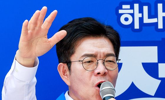 여의도 직장인들 향해 지지 호소하는 정원오 후보