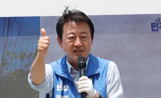 시민들에게 지지 호소하는 김용남
