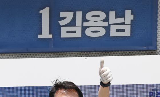 시민들에게 지지 호소하는 김용남