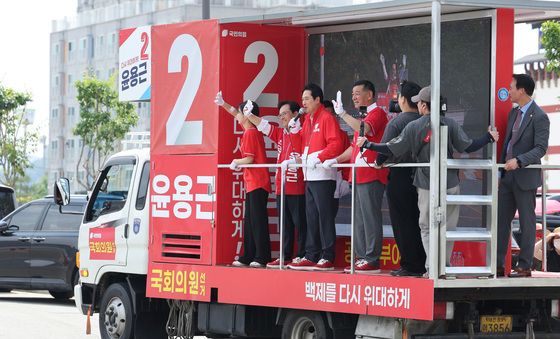 선거차량 타고 순회 유세하는 장동혁 대표