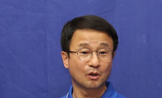 질의에 답변하는 한병도 원내대표