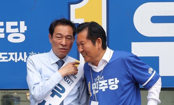 대화 나누는 정청래·우상호