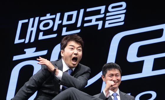 전현무, 이영표 위원 옆에서 깨방정 골 세리머니