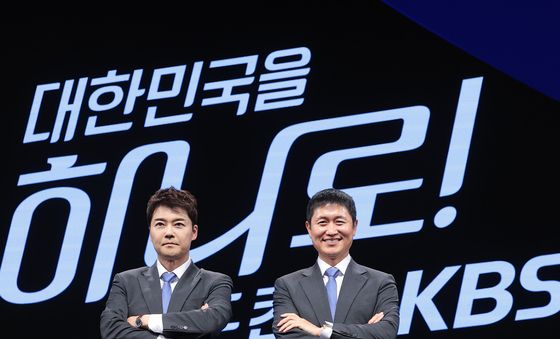 포즈 취하는 전현무와 이영표
