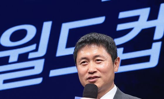 취재진 질문에 답하는 이영표