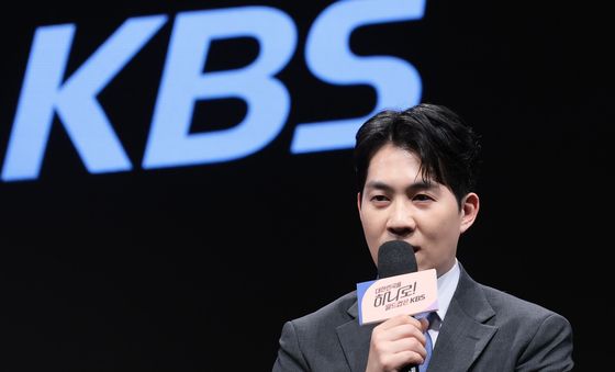 취재진 질무에 답하는 남현종 캐스터