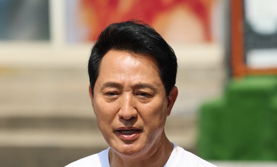 질문에 답하는 오세훈 후보
