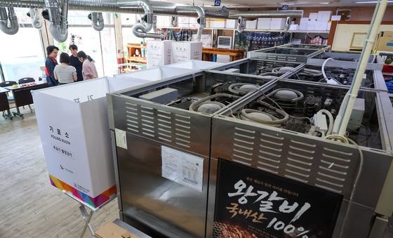 투포 D-1, 돼지갈비 불판 치우고 기표소 설치