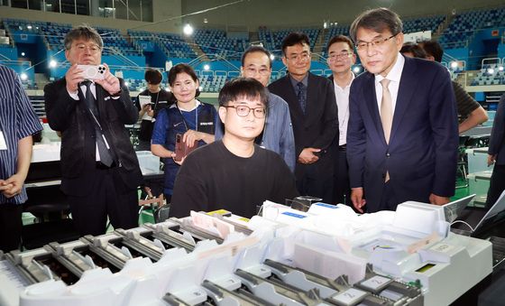 남동체육관 개표소 점검하는 노태악 위원장