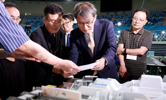 개표시범 살펴보는 노태악 위원장