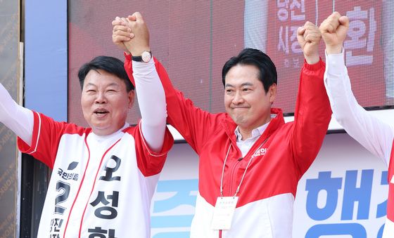 오성환 후보 손 잡은 장동혁 대표