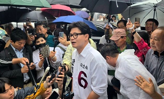 기자들의 질문에 답하고 있는 한동훈